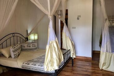 Отель Ahadi Lodge