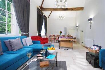 Жильё для туристов The New School Rooms   Beautiful, Georgian Apartment With Private Heated Pool And Hot Tub Sleeps 12