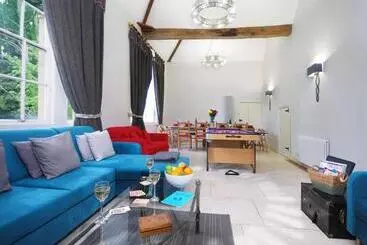 Apartamente turistice The New School Rooms   Beautiful, Georgian Apartment With Private Heated Pool And Hot Tub Sleeps 12