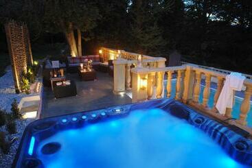 Apartaments turístics The New School Rooms Beautiful, Georgian Apartment With Private Heated Pool And Hot Tub Sleeps 12