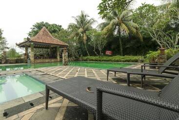 Отель Reddoorz @ Desa Cijulang Sentul