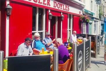 تختخواب و صبحانه Bugler Doyles Bar & Townhouse