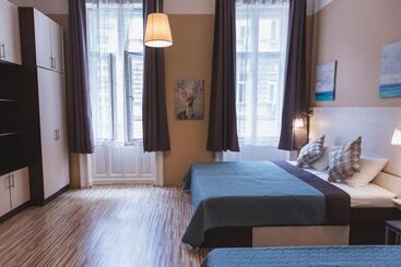 הוסטל East Station Private Rooms & Apartments