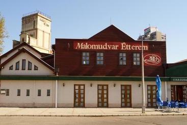 مبيت وإفطار Malomudvar étterem Cukrászda Panzió és Rendezvényház