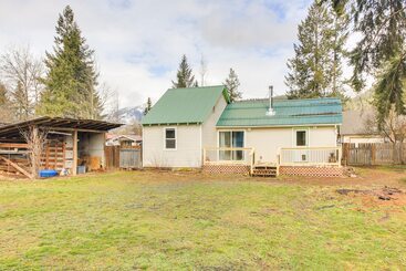 Cabane Clark Fork Vacation Home W/ Wood Stove Near Lake!