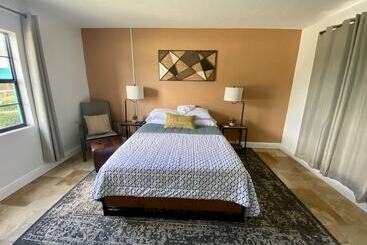 モーテル Bonsai   A Modern Motor Court