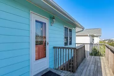Mökkimajoitus Oak Island Home W/ Covered Patio: Steps To Beach!