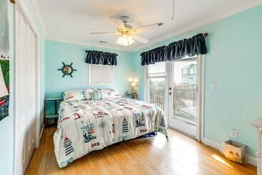 بيت ريفى Oak Island Home W/ Covered Patio: Steps To Beach!