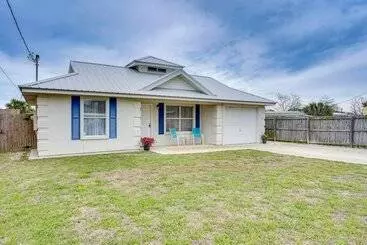 Mökkimajoitus Panama City Beach Home: Walk To Emerald Beach!