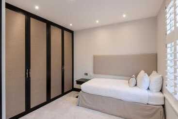 Rezidans Stunning 5 Bed House In London