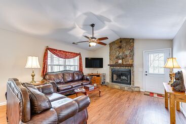 קוטג'' Idyllic Creekside Hayesville Home W/ Fire Pit