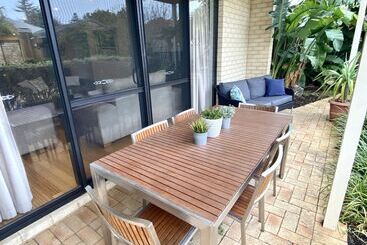 Baudins Of Busselton Bed And Breakfast   Adults Only