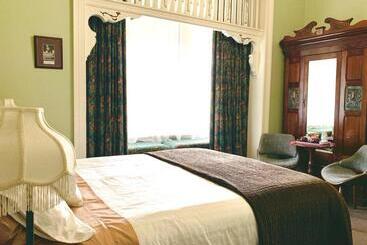 Bed and Breakfast Orana House