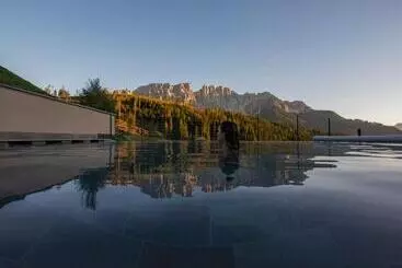 Hotelli Moseralm Dolomiti Spa Resort