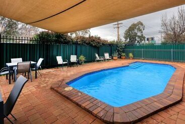 モーテル Forest Lodge Motor Inn & Restaurant