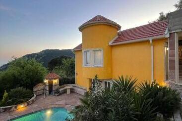 アパートホテル Yellow Villa With A Sea View