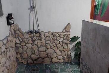 تختخواب و صبحانه Humble Boy Retreat Storeroom Cabin