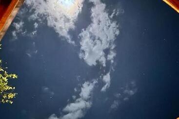 تختخواب و صبحانه Humble Boy Retreat Storeroom Cabin