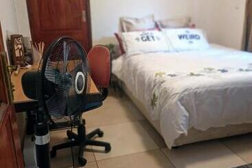 Bed and Breakfast 7 On School   Cozy Guesthouse 15 Min Drive From Airport And Close To Major Highways