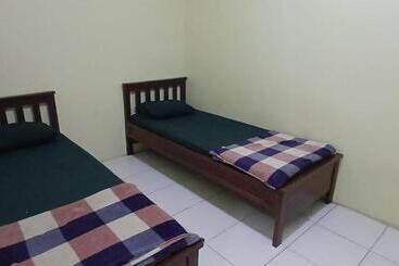 Szálloda Oyo 93861 Adinda Guest House Syariah