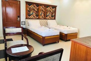 Отель Naveed Residency