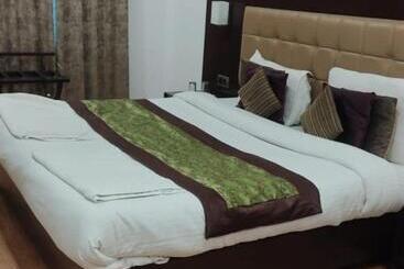 Hotel Green Leaf , Srinagar