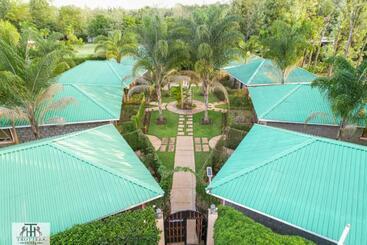 Trotters Hotel   Kenol