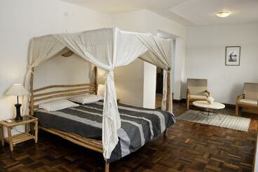 هتل Hôtel Restaurant Le Combava