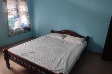 ホテル Spot On Neela Tourist Home