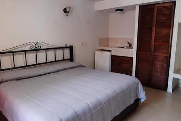 בית מלון כפרי Uke Inn Terán