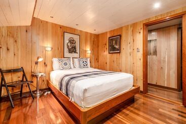 Luxury Canary Wharf House Boat