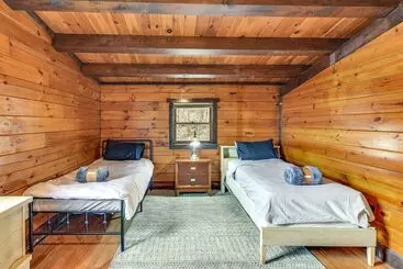 Mökkimajoitus Lock Haven Cabin W/ Wood Stove & Mountain View!