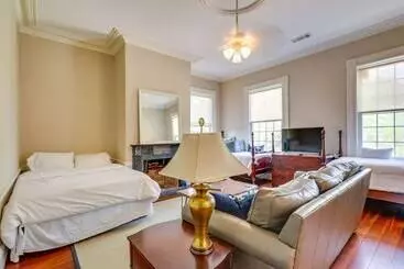 Mökkimajoitus Milledgeville Home W/ Fire Pit + Pond Access!
