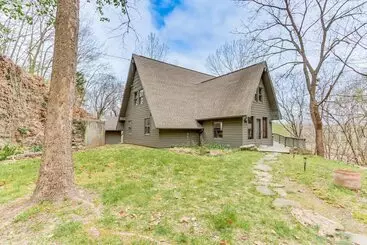 Mökkimajoitus Riverfront Baxter Springs Home W/ Deck & Grill!