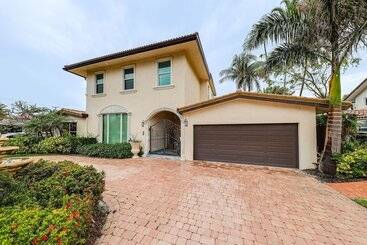 Dom wiejski Pool & Home Theater: Lighthouse Point Home!