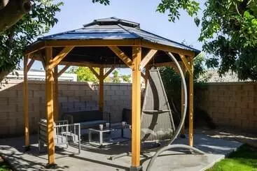 Mökkimajoitus Larrea By Avantstay Luxurious Oasis W/ Pool & Hot Tub!