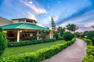 هتل Tusk And Roar Corbett Resort