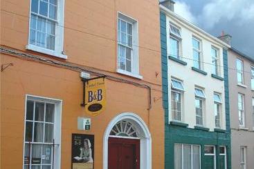 مبيت وإفطار Cashel Town Center Inn