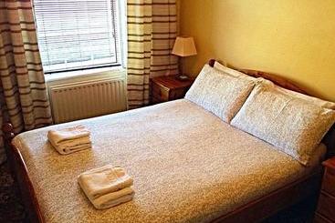 צימר Cashel Town Center Inn