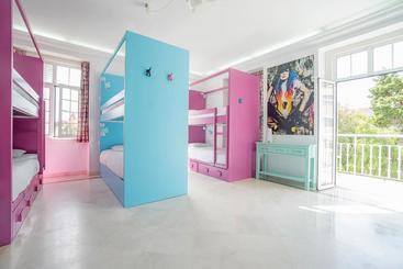 Blue Boutique Hostel & Suites