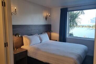 Lakeview Colonial Motel