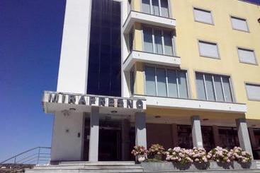 Отель Mirafresno