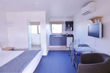 모텔 Claremonte Motor Lodge