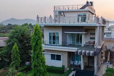 تختخواب و صبحانه Hill Crest Villa Lonavala