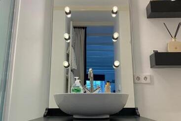 تختخواب و صبحانه Place To Be