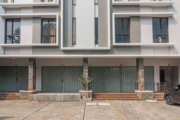 Hotel Oyo 93958 J&b Rooms Jatinegara