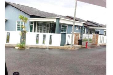 Pension (Hôtel basse catégorie) Oyo Home 90977 Azzinki Homestay