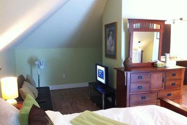 Colonial Charm Inn Bed & Breakfast