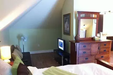 Colonial Charm Inn Bed & Breakfast