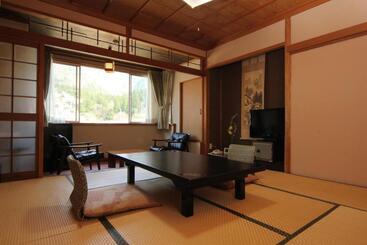 Ryokan Gokayama Onsen Akaokan